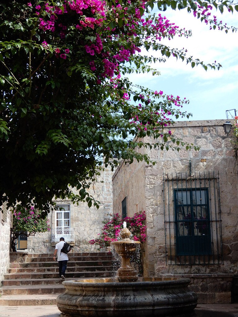 この通りが愛の小径。