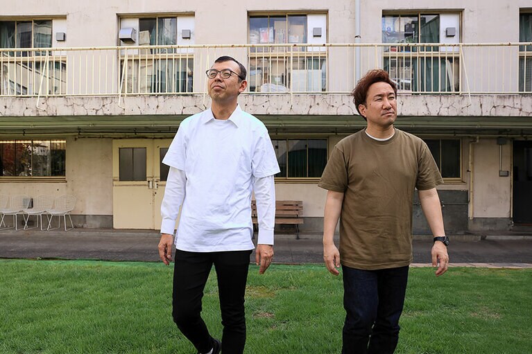 左がボケ担当の高木晋哉、右がツッコミ担当の池谷和志。中学校の同級生だった2人によるコンビだ。