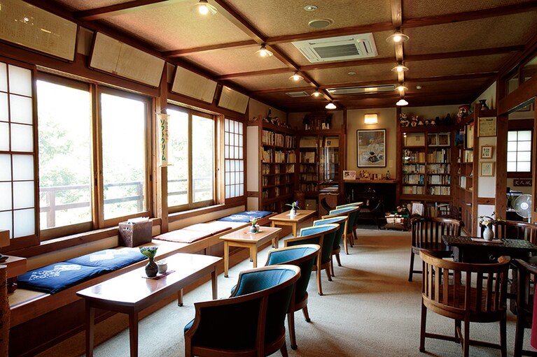 【島崎藤村ゆかりの宿 中棚荘】ライブラリーに併設された「ラウンジ新鮮」。