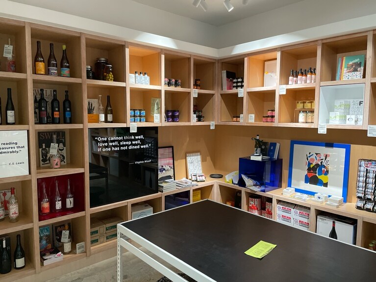 調味料やワインが並べられた店内。コーヒーやお茶なども揃っています。