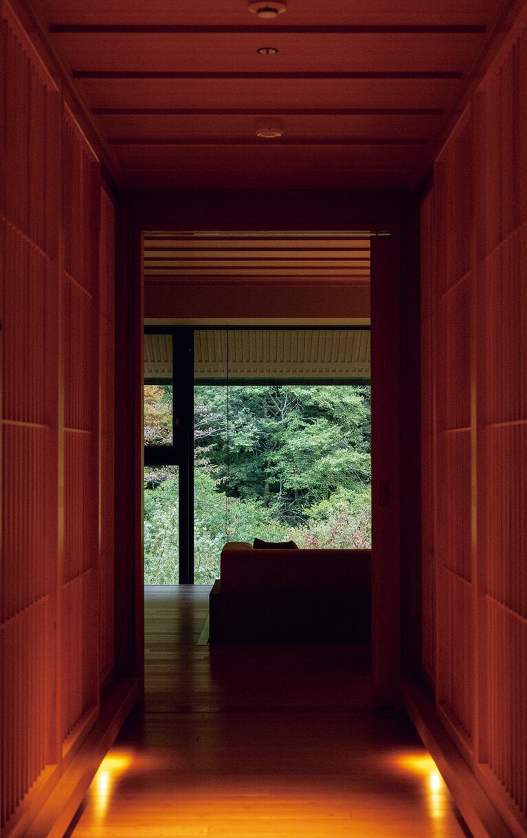 リニューアルで新設された2室限定の「箱根ごこちスイート」。左右にベッドルームがあり大勢で気兼ねなくくつろげる。