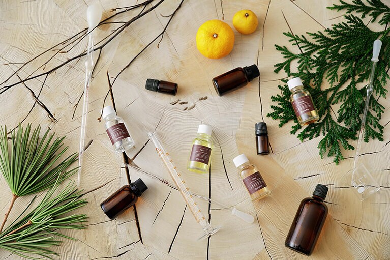 ユズ、クロモジ、ヒノキ、ヒバ、コウヤマキなど、日本の植物から抽出した和精油。