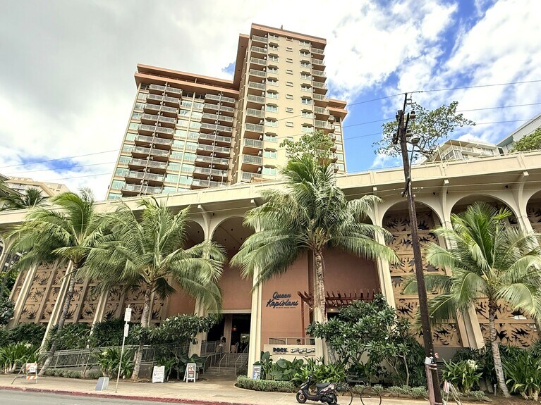 「クイーン カピオラニ ホテル」の外観。