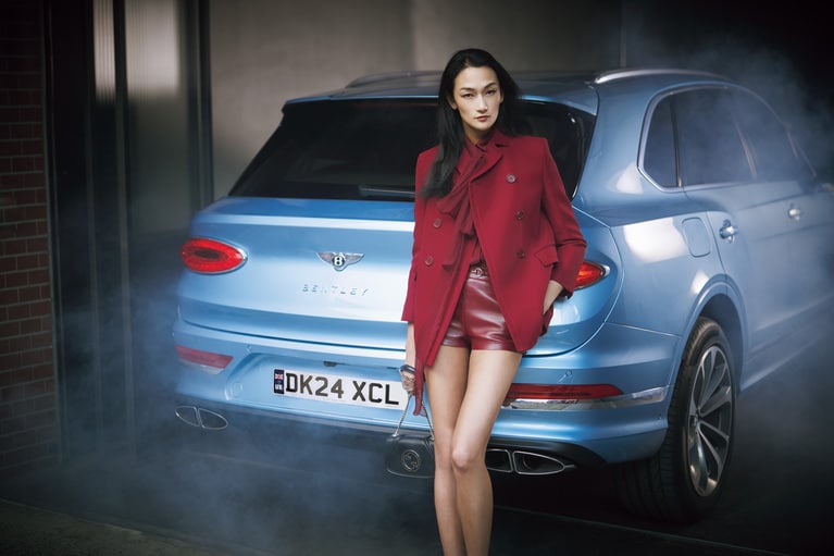 ジャケット 709,500円 ボウタイ付きブラウス 220,000円 レザーショートパンツ 484,000円 バッグ 429,000円／ すべてグッチ（グッチ クライアントサービス 0120-99-2177）