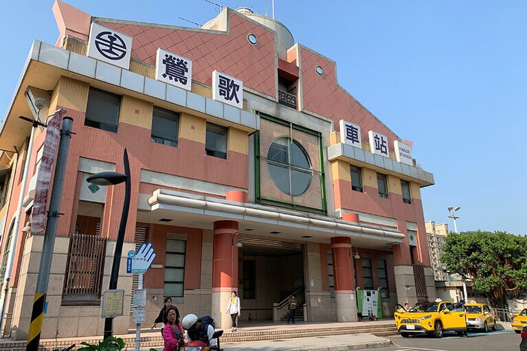 鶯歌駅前、写真を撮影する場合は車にご注意を。