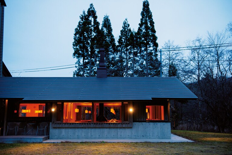 【ホテリ・アアルト】夜は最低限の灯りに徹して、雰囲気を壊さないよう工夫している。 photo: Akemi Kurosaka