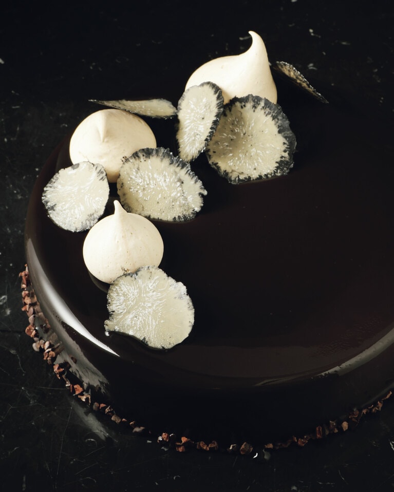 黒トリュフチョコレートのアントルメ 直径18cm 10,000円　●要予約（12月26日から販売予定）／Vue Mer