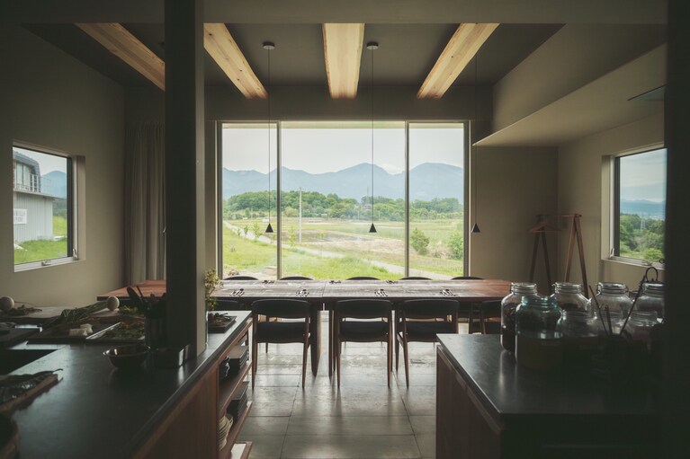 住宅のリビングのようなインテリアも「song」の魅力。（撮影：砺波周平）