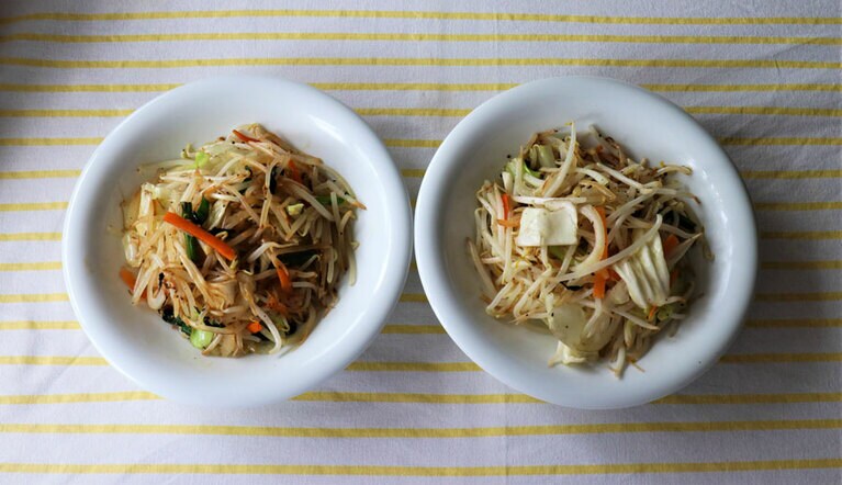 左がバーミキュラ、右が普段つかっているフッ素加工フライパンで、それぞれ2分炒めた状態。