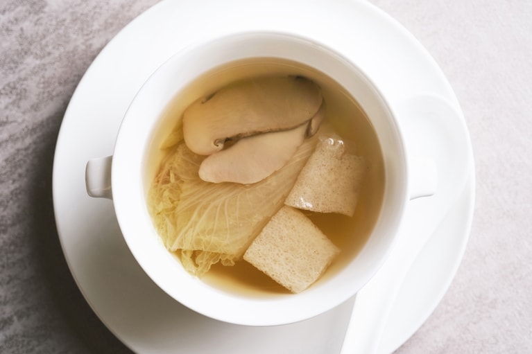 「野菜、松茸、キヌガサ茸の煮込みスープ」。