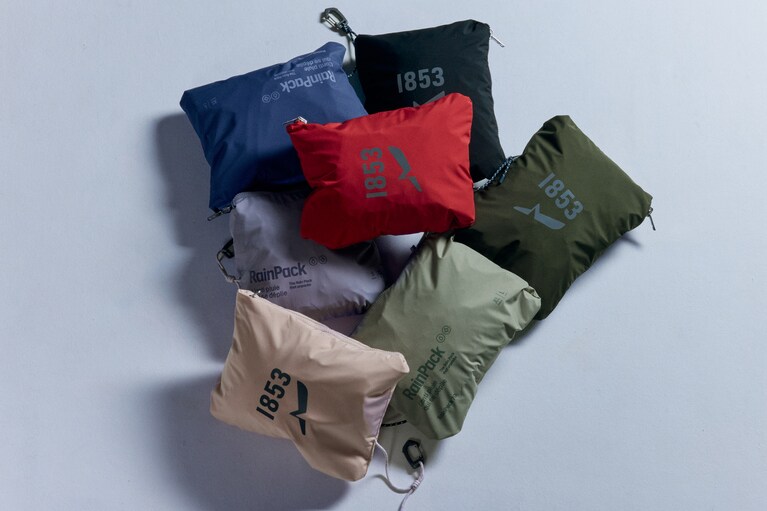 コンパクトに収納できるので、スーツケースやバッグに忍ばせておけば、急な天候変化にも安心だ。