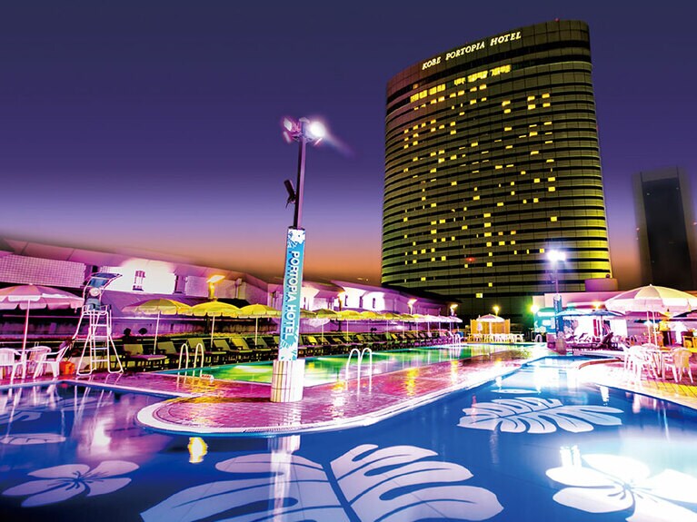 ナイトプールなどのイベントも人気の「ルーフガーデンプール」(夏季のみ営業)。