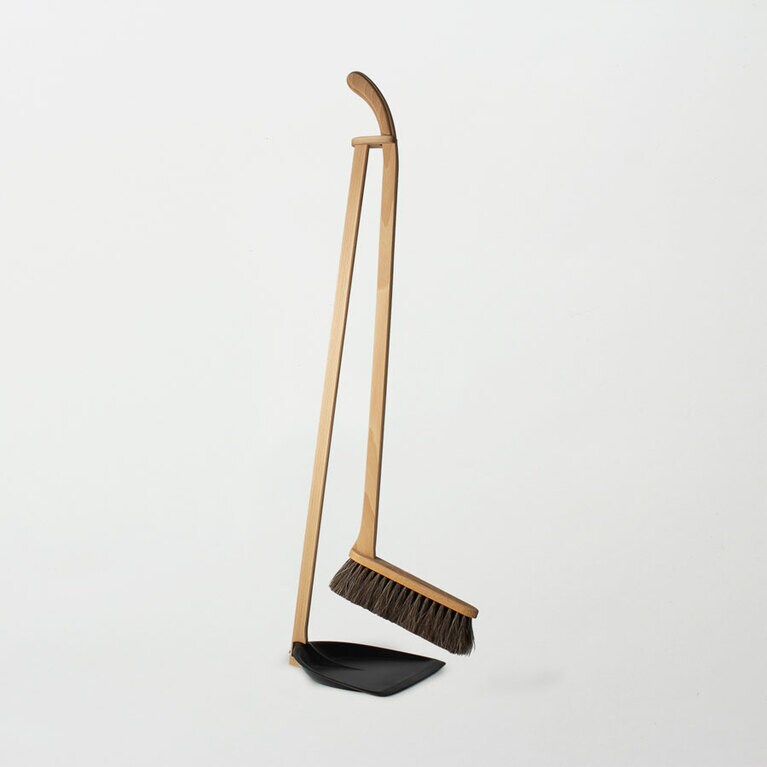 「Iris Hantverk ちり取りブラシセット ブラック」19,800円 。