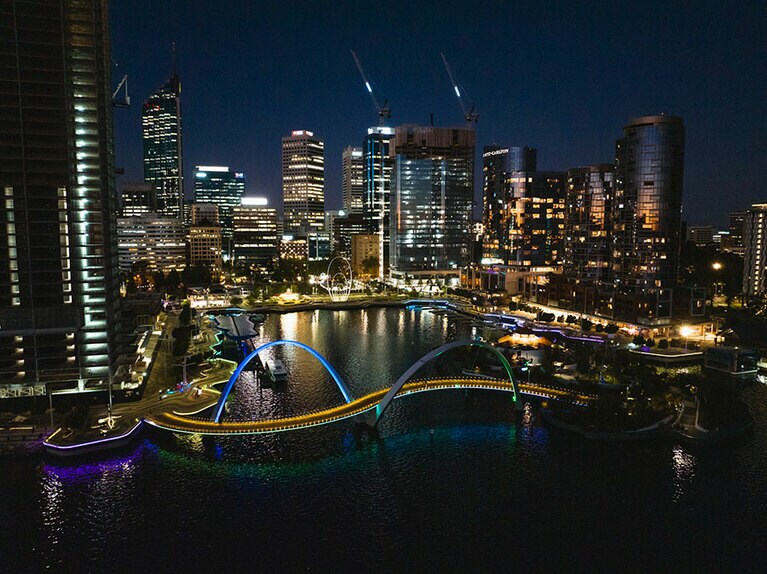 「エリザベスキー」は、さざ波をイメージした6つのアーチが重なった巨大アートのスパンダが美しくライトアップされる。