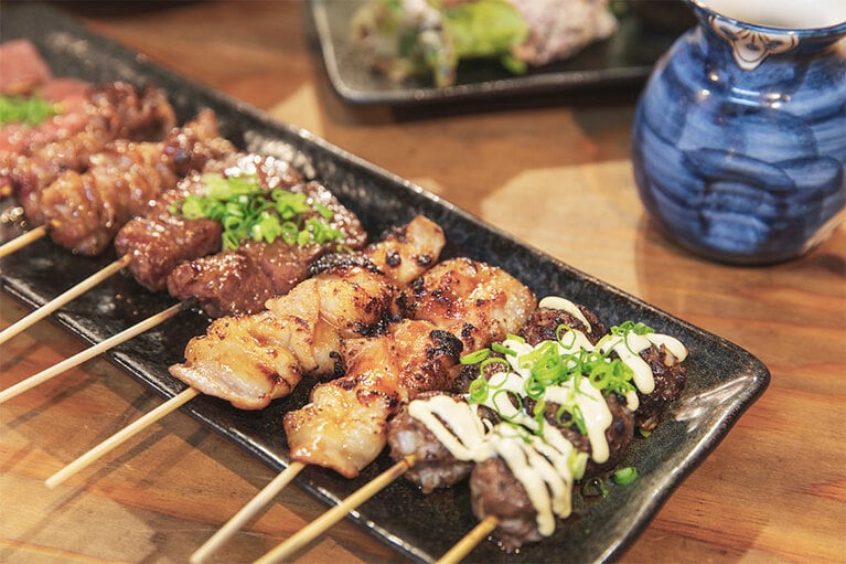 軟骨入りのツクネやオオカク、ソズリなど、串刺しの炙り焼き250円～。