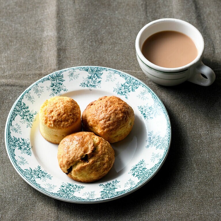 「スコーン・プレーン」1個 167円、「メイプルくるみ」1個 213円、「チョコレート」1個 241円。