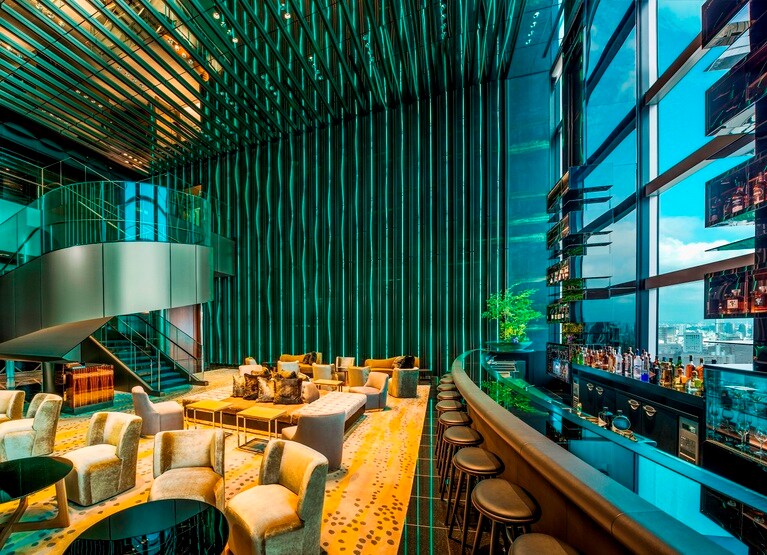 滝をイメージしたガラスアートに囲まれた、2フロア吹き抜けの「Sky Gallery Lounge Levita」。