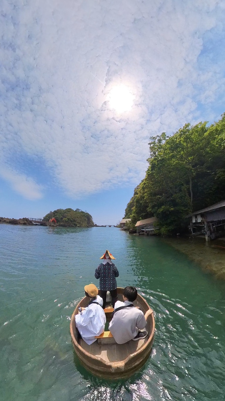 「初夏の佐渡島」　筧 悠里恵 「蒼に浮かぶ舟路」 矢島・経島。碧海に囲まれて、風を感じることができ気持ちよかったです。