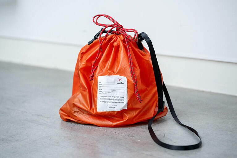 調味料は日常使いしているY(dot)BY Nordiskの「パーソナルエフェクトバッグ」に入れて。「アウトドアでちょっとしたバッグを持っていると便利。タイル、ティッシュ、財布の小物類、あとマルチツールや調味料なんかも入れたり。ちなみに、これひとつで出社することも」