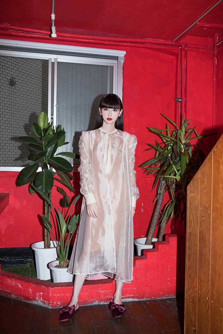 オーガンジードレス シアー ヴィンテージベージュ 9,790円。