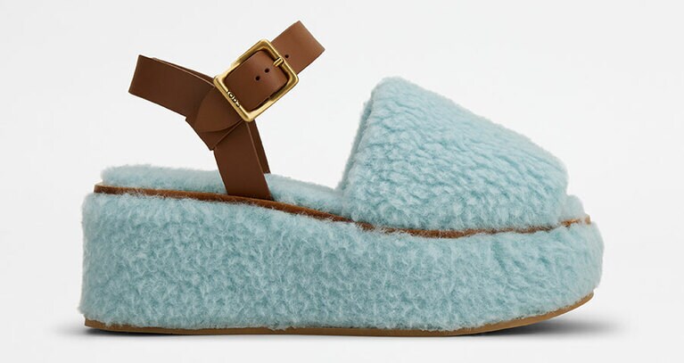 サンダル H7cm 全5色 (ピンク：三越伊勢丹限定色、ブルー：阪急うめだ限定色）各80,300 円／トッズ・ジャパン