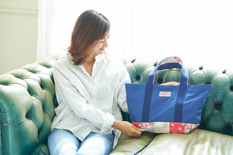 「このフラワープリント、持っていた気がします！ 一つひとつのプリントにキャス キッドソンの歴史を感じますね」カラーブロック トート パッチワーク 5,400円(税抜)。