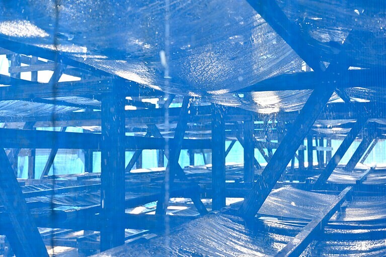 くみ上げた海水をシャワーのように上から降らせることで水分を蒸発させ、海水を濃縮する「枝条架(しじょうか)」。