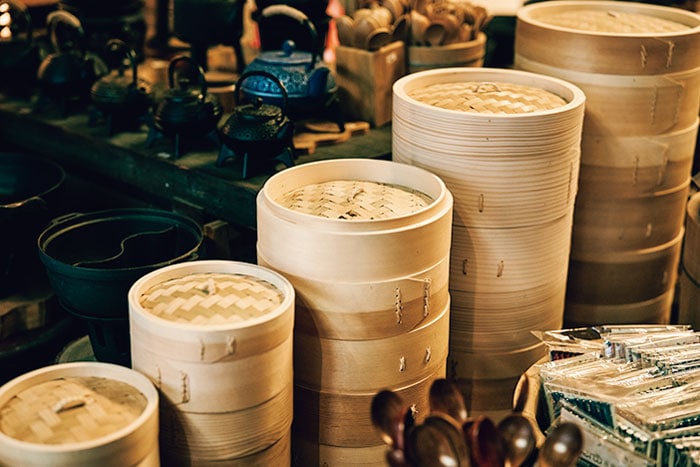 蒸籠のサイズと在庫数は豊富。他にも木の丸いまな板、スキレット、懐かしい台湾の生活道具がある。