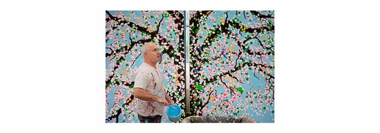 スタジオでのダミアン・ハースト2019年。Photographed by Prudence Cuming Associates. © Damien Hirst and Science Ltd All rights reserved, DACS 2022
