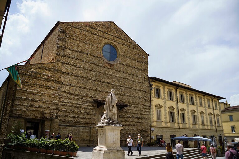 ファサードは未完成。