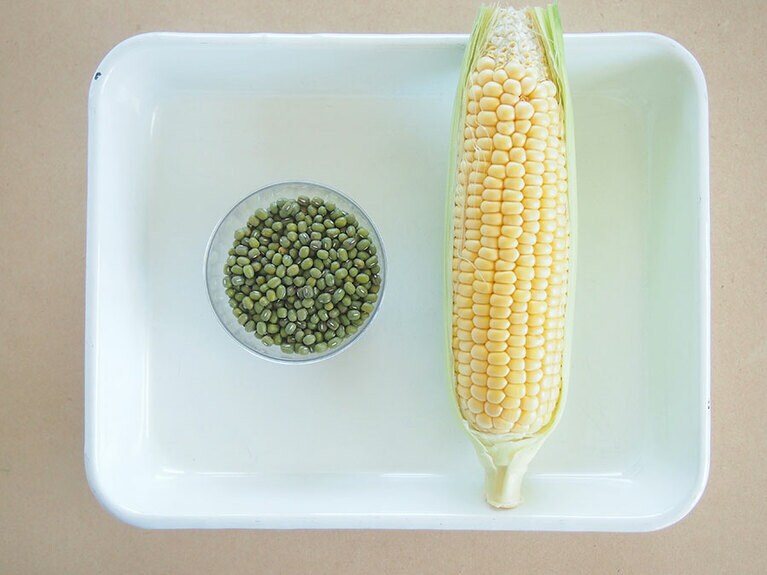 【材料(4人前)】薬膳カレーのベース：4人前量／緑豆：50g／トウモロコシ：1本／ご飯：人数分