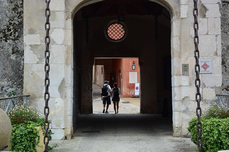 16世紀の砦が今も残り、高台から港を見守っています。