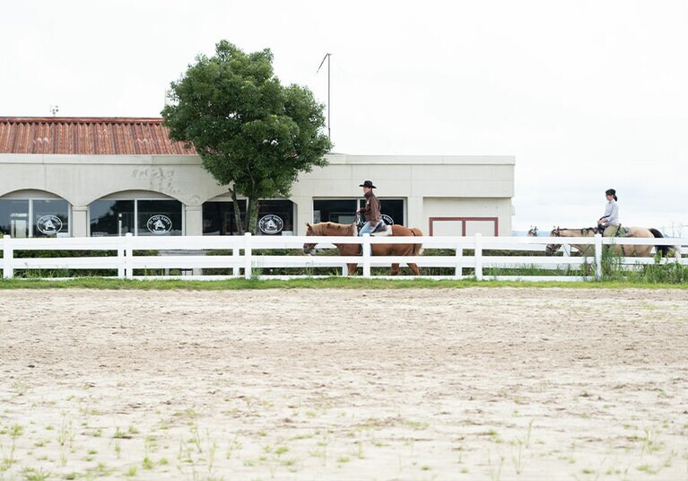 まずは厩舎で軽くウォーミングアップ。そしていざ、草原へ！