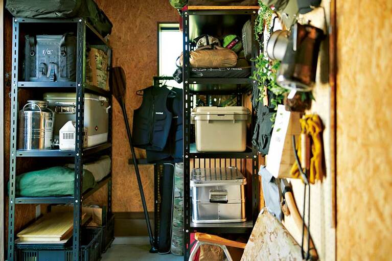 箱を使えば棚の中も片付けやすい。駐車場に直結しているのでそのまま車に積めるのも◎。