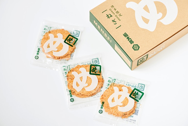めんべい ねぎ 2枚入×8袋 540円(税込)。薄くて軽いせんべいはお土産にぴったり！　箱も最小限に小さく作られているので、持ち帰りやすかったです。