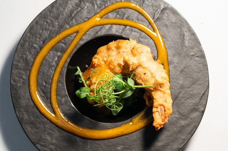 「コロッサルシュリンプ」。ぷりぷりとしたメキシコ産エビをタイのチリソースで（いずれの料理もコースの一例）。