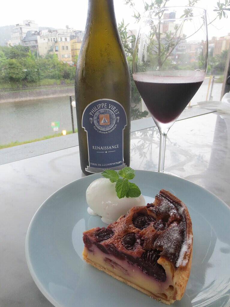  「サクランボのクラフティ」1,000円。チェリーの香りのコート・デュ・ローヌ「ドメーヌ・ヴィレ　ルネッサンス・ルージュ 2015」を合わせて。
