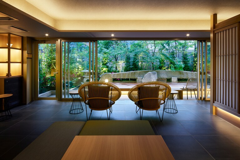 旅館の情趣を受け継ぐ、“庭屋一如 (ていおくいちにょ)” の「リフレッシュラウンジ」。