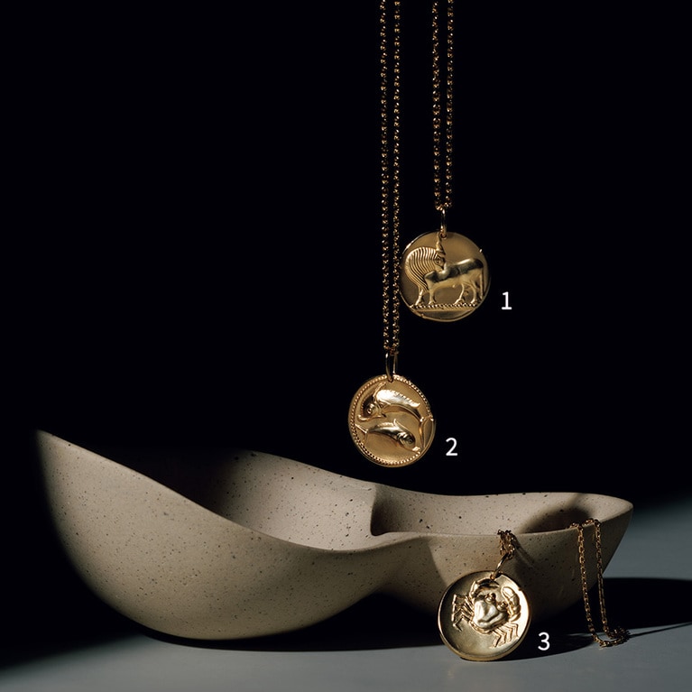 「ゾディアック メダル」 【1】ペンダントトップ「タウリ(牡牛座)」(YG) 328,900円、チェーン〈70cm〉(YG) 189,200円。 【2】ペンダントトップ「ピスキウム(魚座)」(YG) 328,900円、チェーン〈70cm〉(YG) 189,200円。 【3】ペンダントトップ「カンクリ(蟹座)」(YG) 328,900円、チェーン〈42cm〉(YG) 94,600円／ヴァン クリーフ＆アーペル(ヴァン クリーフ＆アーペル ル デスク)
オブジェ 48,400／ゾーイ パウエル(ショールーム セッション)