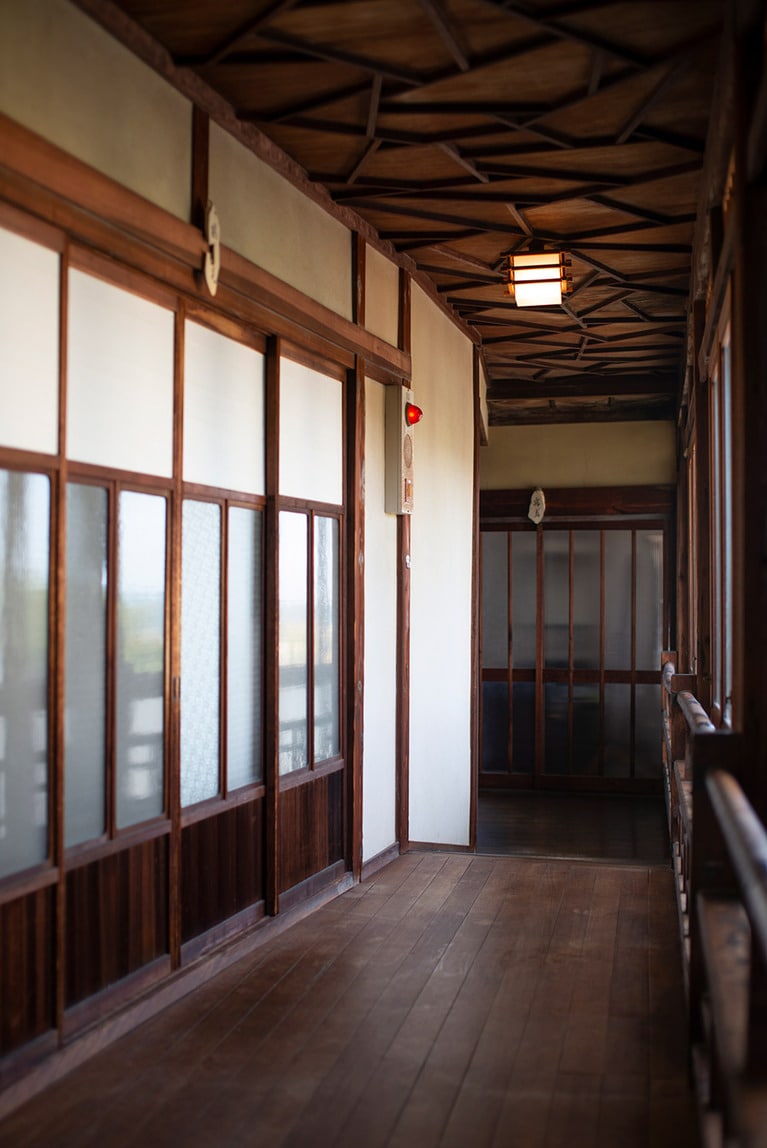 趣きのある母屋。天井の意匠も見どころ。