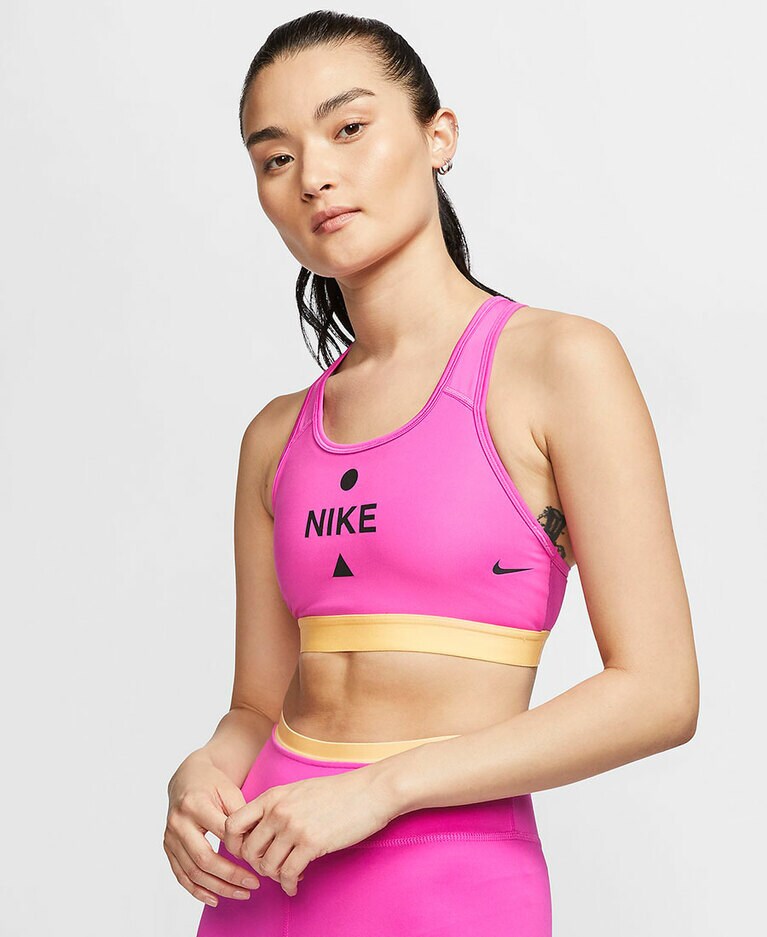 ナイキ スウッシュ アイコン クラッシュ スポーツブラ アクティブフューシャ 3,800円(写真提供：NIKE.COM)。