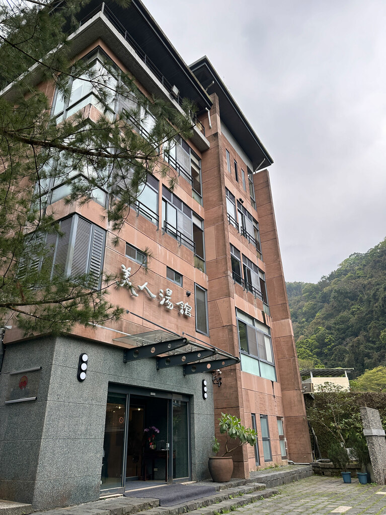 全室温泉付きでシンプルステイが心地よい。