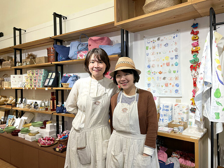 右が店主のケリーさんで、左は日本語が話せるスタッフ。