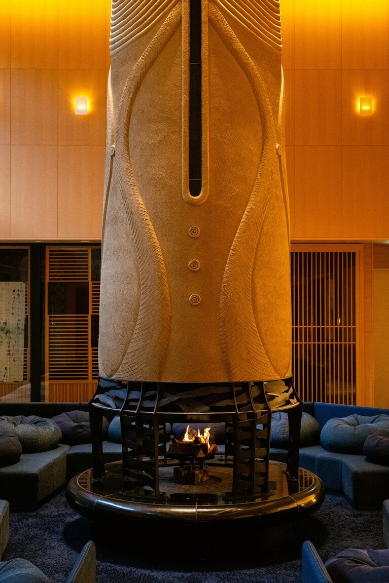 巨大な土偶をモチーフにした “縄文暖炉” が壮観な「LOUNGE青陽」。