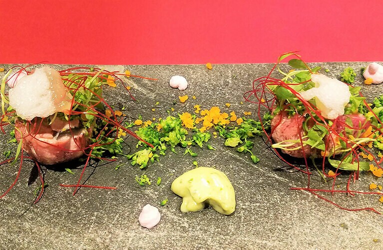 鮪、車海老、帆立貝柱の茶巾包み。トッピングにブロッコリーとからすみを使い、赤大根の皮が糸状にあしらわれている。ひと口で頬張ると、魚介の旨みに柑橘系の香りがマリアージュされた絶妙の味わいが口中に広がる。