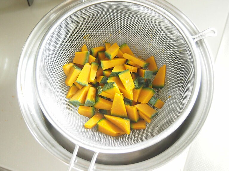 (3) かぼちゃが柔らかくなったら火を止めて、ザルで湯切りします。