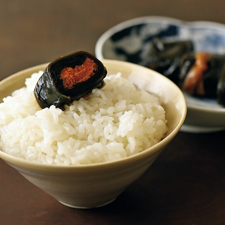 昆布巻 紅鮭・鰊・鱈子 各1本540円／越中魚津しおもん屋 ハマオカ海の幸