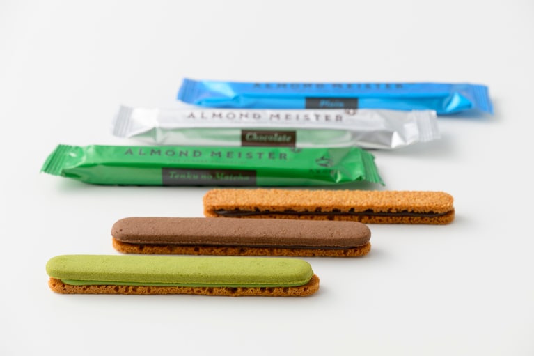 アーモンドマイスター 各180円（手前から：天空の抹茶®、ショコラ、プレーン）。※天空の抹茶®は売り切れ次第終了　