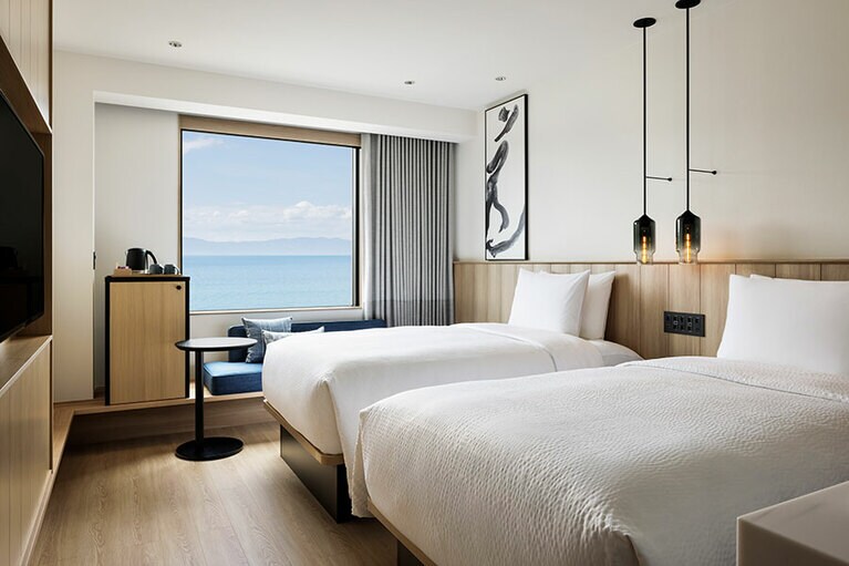 「フェアフィールド･バイ･マリオット･鹿児島たるみず桜島」の客室例。錦江湾を望む、海側のツインルームのイメージ。