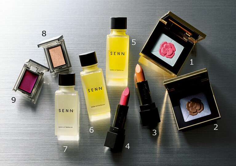 1・2：花々の力強さからインスパイア。彫刻された花の彩も美しい。(1 コンスピキュアス チークス リミテッドコレクション a 全3色 各7,700円、2 同アイズ リミテッドコレクション a 全5色 各7,700円)／アンプリチュード
3・4・8・9：セルヴォークの2022SSのテーマは、原点と未来の美しき融合。(3・4 ディグニファイド リップス 新4色 各3,520円、8・9 ヴォランタリー アイズ 新6色 各2,200円)／セルヴォーク(2022年1月発売予定)
5～7：「Less is beauty」の精神でスキンケアはこれ1本。肌質と肌悩みに合わせてオイルの種類と量、美容液を配合。SENNウォーターオイルバランサー 全9種 30mL 各7,040円／TO NINE